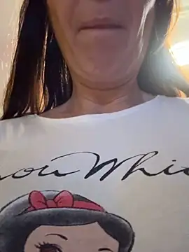 Snapshot of eveangelll chatting on November 6, 4:35 am eveangelll online show from November 6, 4:35 am