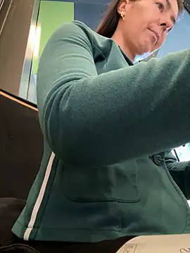 Snapshot of eveangelll chatting on November 24, 8:14 am eveangelll online show from November 24, 8:14 am