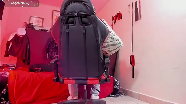 AlejoKhalifa  online show from March 2, 11:33 pm