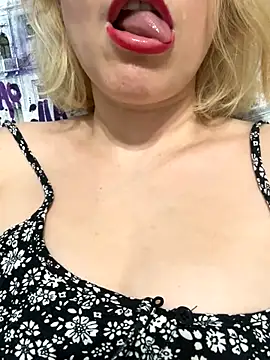 Yourdirtybitch online show from October 17, 1:14 pm