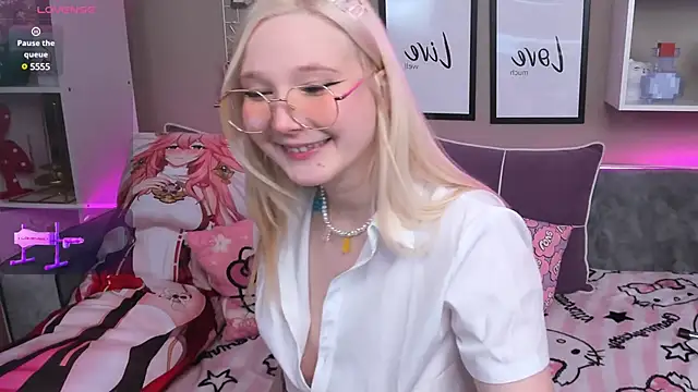 Snapshot of MeowkaKitty chatting on March 1, 1:00 am MeowkaKitty online show from March 1, 1:00 am