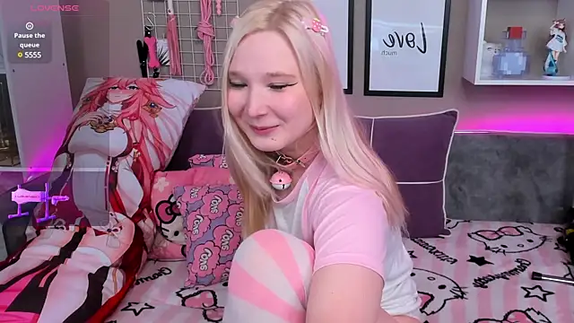 Snapshot of MeowkaKitty chatting on March 8, 1:06 am MeowkaKitty online show from March 8, 1:06 am