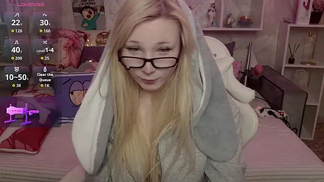 Snapshot of MeowkaKitty chatting on February 5, 2:05 am MeowkaKitty online show from February 5, 2:05 am