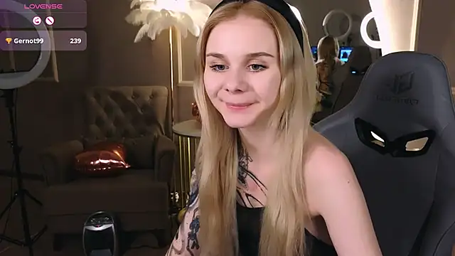 Britney Lynch online show from February 22, 1:00 am