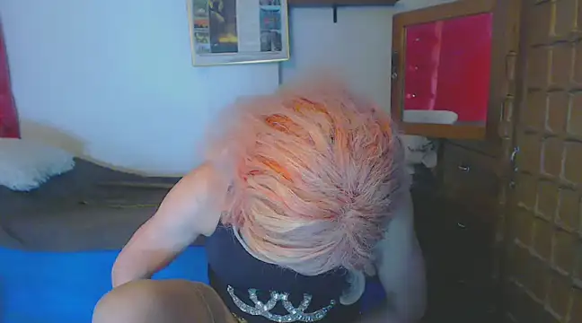 Snapshot of LorenJade chatting on February 13, 8:59 am LorenJade online show from February 13, 8:59 am