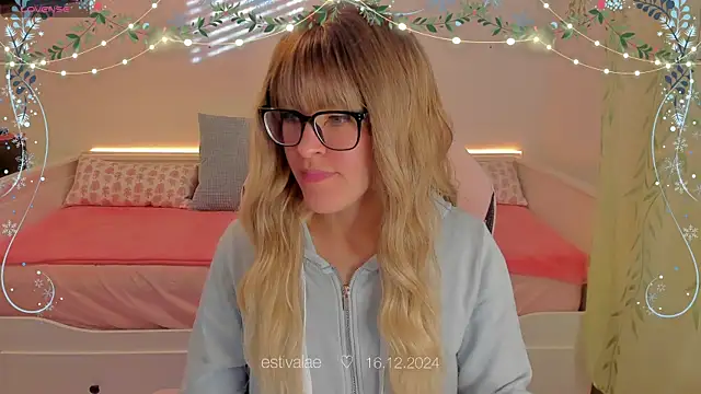 Snapshot of estivalae chatting on December 16, 1:22 pm estivalae online show from December 16, 1:22 pm