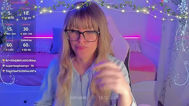 Snapshot of estivalae chatting on December 16, 10:34 pm estivalae online show from December 16, 10:34 pm