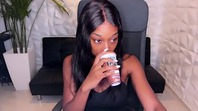 Snapshot of smileybabe chatting on December 13, 5:38 am smileybabe online show from December 13, 5:38 am