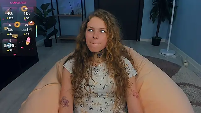 Snapshot of RayaNenlia chatting on March 18, 11:19 am RayaNenlia online show from March 18, 11:19 am