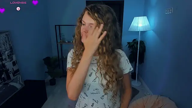 Snapshot of RayaNenlia chatting on October 1, 5:02 am RayaNenlia online show from October 1, 5:02 am