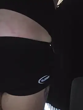 Snapshot of honeeyyy_pot chatting on December 1, 11:32 pm honeeyyy pot online show from December 1, 11:32 pm