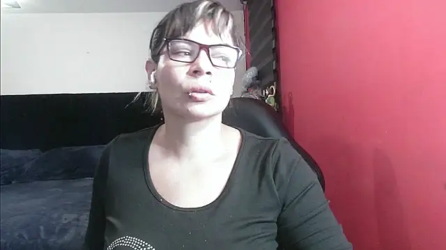 Snapshot of charlotedoll chatting on October 30, 3:41 am charlotedoll online show from October 30, 3:41 am