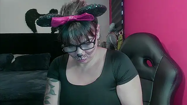 Snapshot of charlotedoll chatting on November 2, 10:34 pm charlotedoll online show from November 2, 10:34 pm