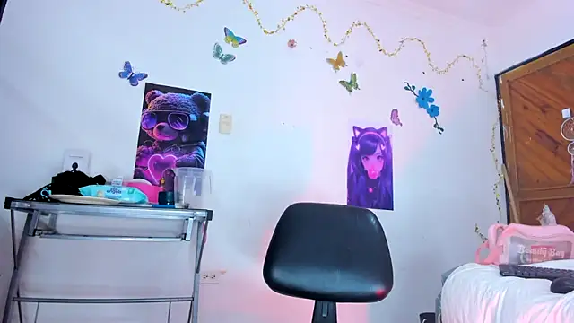 Emily Coper18 online show from February 18, 1:00 pm