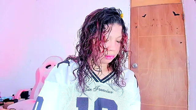 Emily Coper18 online show from April 17, 2:09 pm