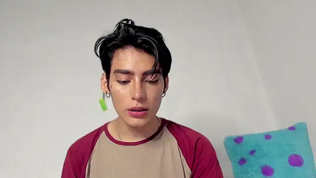 Snapshot of sebas_rose chatting on December 8, 10:14 pm sebas rose online show from December 8, 10:14 pm