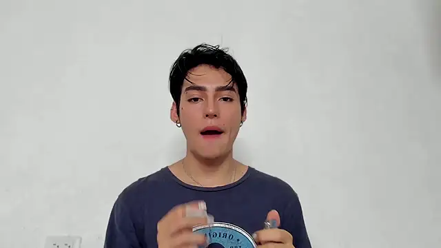 Snapshot of sebas_rose chatting on December 12, 4:32 pm sebas rose online show from December 12, 4:32 pm