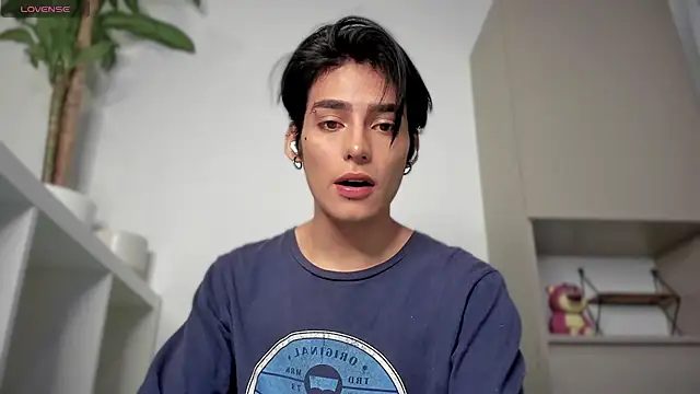 Snapshot of sebas_rose chatting on December 19, 12:56 am sebas rose online show from December 19, 12:56 am