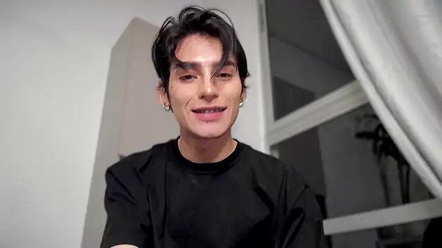 Snapshot of sebas_rose chatting on December 21, 11:24 pm sebas rose online show from December 21, 11:24 pm