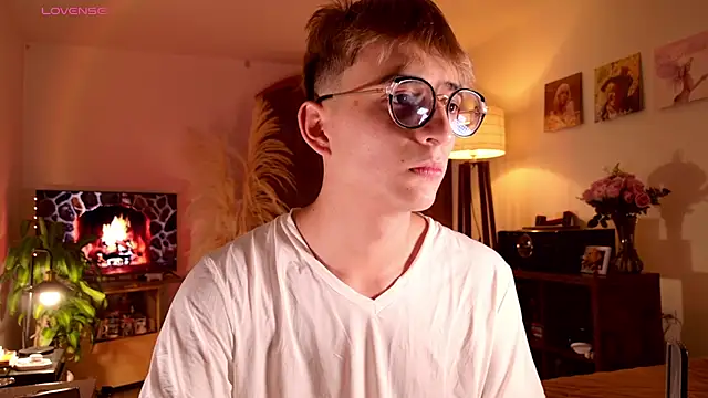 Snapshot of Mr_evan1 chatting on October 3, 3:20 pm Mr evan1 online show from October 3, 3:20 pm