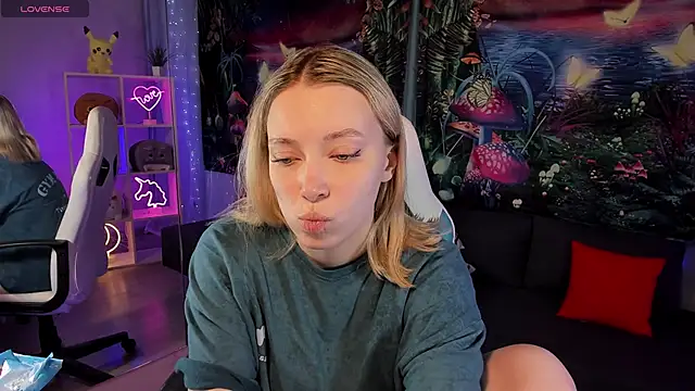 Snapshot of TiffanyBatson chatting on December 19, 8:56 am TiffanyBatson online show from December 19, 8:56 am