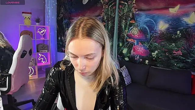 Snapshot of TiffanyBatson chatting on February 23, 6:17 am TiffanyBatson online show from February 23, 6:17 am