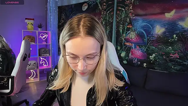 Snapshot of TiffanyBatson chatting on February 23, 3:29 pm TiffanyBatson online show from February 23, 3:29 pm