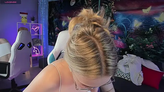 Snapshot of TiffanyBatson chatting on March 12, 7:24 am TiffanyBatson online show from March 12, 7:24 am