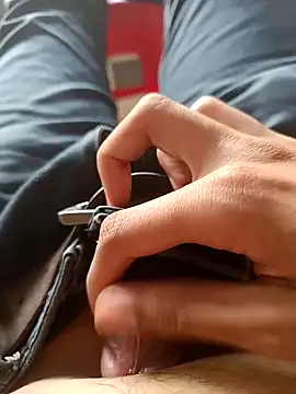 Snapshot of HeftyTheory7 chatting on December 3, 8:23 am HeftyTheory7 online show from December 3, 8:23 am