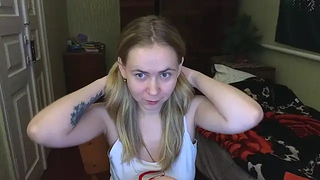 Riley Roo online show from December 18, 5:31 pm