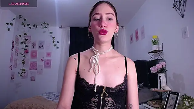 Snapshot of IsaBaileys_ chatting on April 29, 8:15 pm IsaBaileys online show from April 29, 8:15 pm