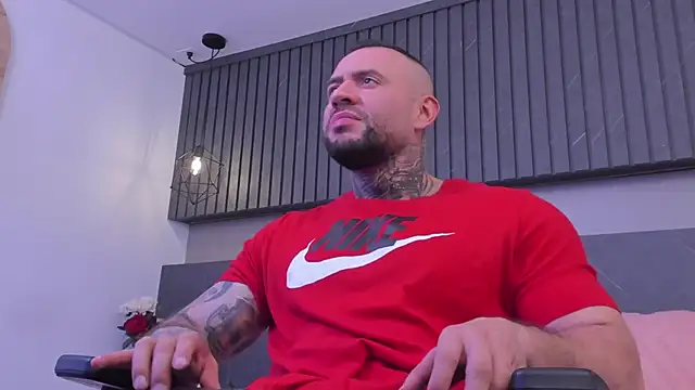 Snapshot of BruceDallas chatting on December 1, 9:04 pm BruceDallas online show from December 1, 9:04 pm