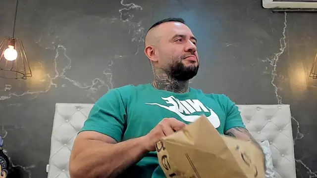 Snapshot of BruceDallas chatting on December 14, 12:44 am BruceDallas online show from December 14, 12:44 am