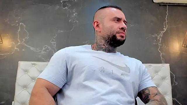 Snapshot of BruceDallas chatting on December 15, 1:46 am BruceDallas online show from December 15, 1:46 am