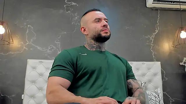 Snapshot of BruceDallas chatting on December 17, 8:43 pm BruceDallas online show from December 17, 8:43 pm