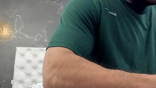 Snapshot of BruceDallas chatting on December 18, 3:04 am BruceDallas online show from December 18, 3:04 am