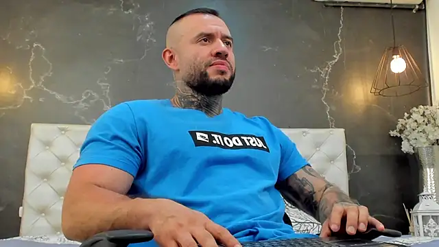 Snapshot of BruceDallas chatting on December 22, 10:47 pm BruceDallas online show from December 22, 10:47 pm