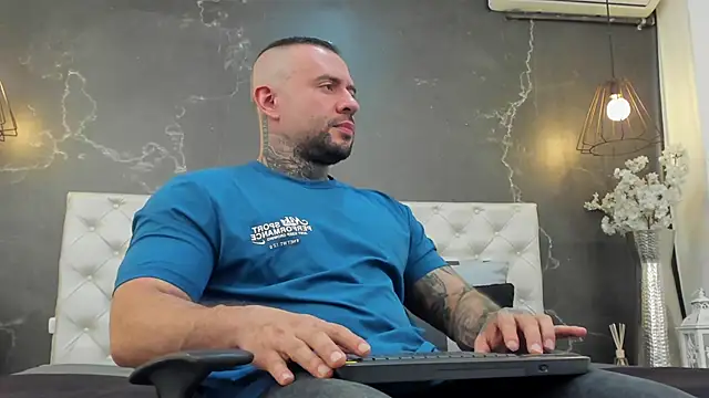 Snapshot of BruceDallas chatting on January 21, 11:55 pm BruceDallas online show from January 21, 11:55 pm