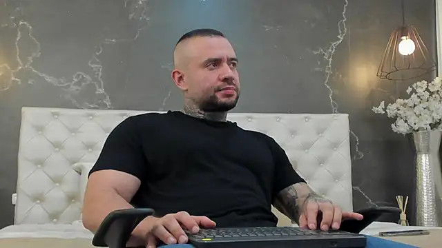 Snapshot of BruceDallas chatting on January 30, 12:18 am BruceDallas online show from January 30, 12:18 am