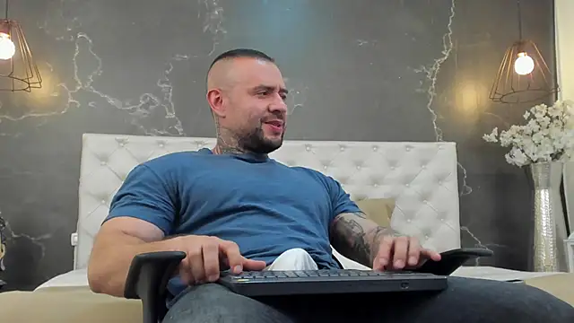 Snapshot of BruceDallas chatting on February 3, 2:14 am BruceDallas online show from February 3, 2:14 am