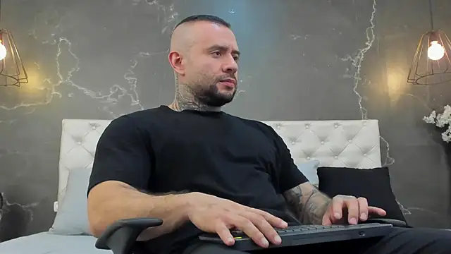 Snapshot of BruceDallas chatting on February 23, 1:57 am BruceDallas online show from February 23, 1:57 am