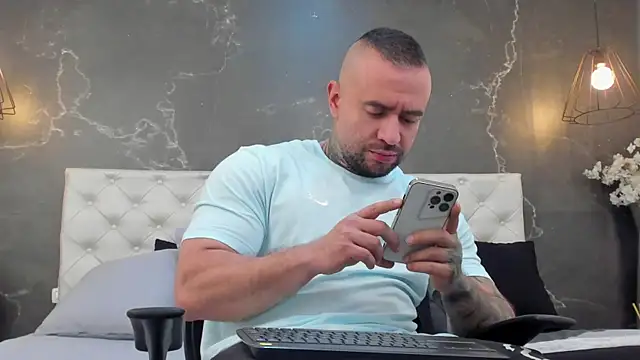 Snapshot of BruceDallas chatting on February 25, 1:20 am BruceDallas online show from February 25, 1:20 am