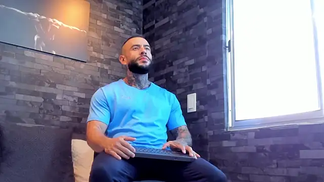 Snapshot of BruceDallas chatting on October 2, 9:44 pm BruceDallas online show from October 2, 9:44 pm