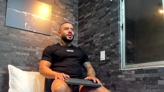 Snapshot of BruceDallas chatting on November 27, 11:40 pm BruceDallas online show from November 27, 11:40 pm