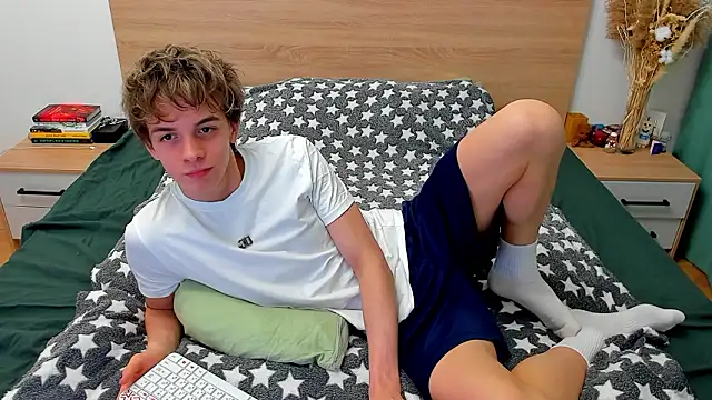 Snapshot of Fandi_777 chatting on December 3, 7:43 am Fandi 777 online show from December 3, 7:43 am