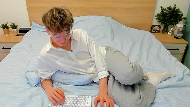 Snapshot of Fandi_777 chatting on December 24, 8:00 am Fandi 777 online show from December 24, 8:00 am