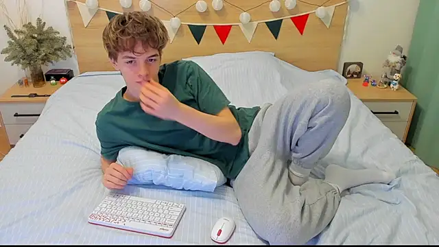 Snapshot of Fandi_777 chatting on February 8, 5:18 am Fandi 777 online show from February 8, 5:18 am