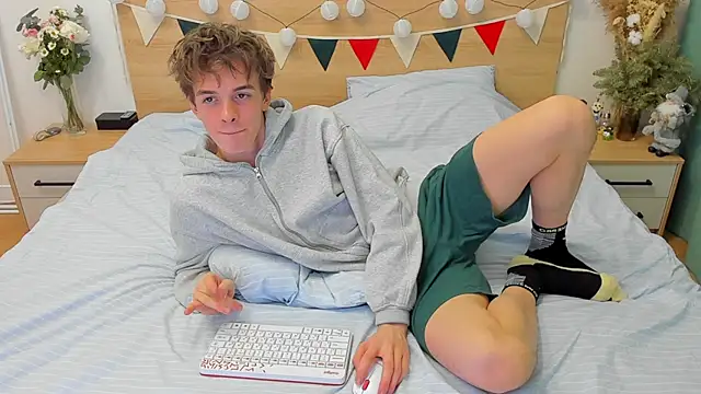 Snapshot of Fandi_777 chatting on February 9, 10:32 pm Fandi 777 online show from February 9, 10:32 pm