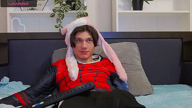 CalvinCay online show from December 5, 11:07 pm