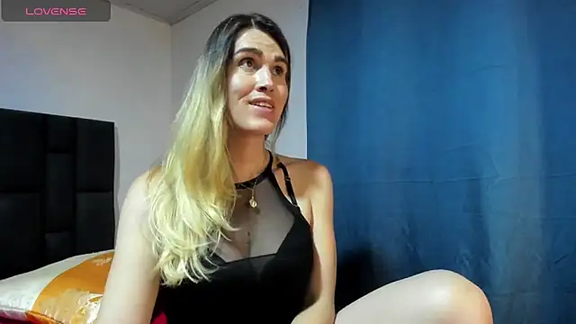 Snapshot of Aurora_doll23 chatting on October 31, 11:06 pm Aurora doll23 online show from October 31, 11:06 pm